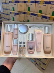 Bộ chăm sóc da trắng hồng Ohui Miracle Moisture Set 9 sản phẩm - Dưỡng ẩm hoàn hảo với công nghệ Chiffon-Ceramide cho làn da mềm mịn, rạng rỡ. 764677