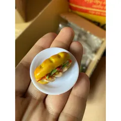 mô hình ổ bánh mì chả mini bằng đất sét kèm dĩa đi kèm sản phẩm đã dính vào dĩa không rời