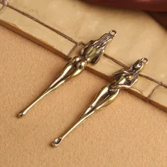 Móc ráy tai bằng đồng thau hình cô gái quyến rũ