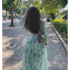 Không cần làm hoa rực rỡ nổi bật Em chỉ cần làm lá để lặng lẽ xanh  Đầm maxi hoa dập ly Chất vải