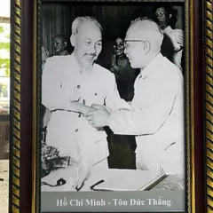 Tranh Bác Hồ và Bác Tôn Đức Thắng - có khung, đủ kích thước  CÓ HOẢ TỐC 841401