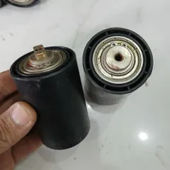 con lăn vỏ nhựa trục 17 vòng bi 6007 lỗ ốc M6 có trục vát chống xoay băng tải, ép vật liệu