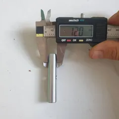 trục thép tròn phi 12 dài 61mm có lỗ xuyên thân