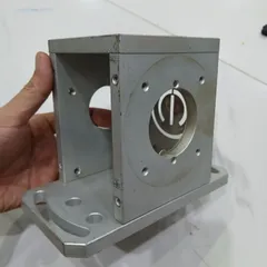 hộp nhôm có lỗ dày 11mm rãnh hạt đậu chỉnh góc xoay chế đầu tiện phay chống tâm