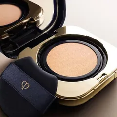 Phấn Nền Dạng Bông Clé De Peau Radiant Very Light Beige B00 - Lớp Trang Điểm Mỏng Mịn Tự Nhiên Dành Cho Mọi Loại Da 902735