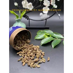 Hũ 200g trà trầm hương thượng hạng làm từ lá cây dó bầu đang sinh trầm, mùi thơm, vị ngọt thanh hậu vị rất tốt.