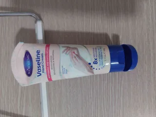 Ảnh đánh giá Kem Dưỡng Da Tay Vaseline 60g – Dưỡng Ẩm, Làm Trắng Da, Giúp Da Mịn Màng và Không Nứt Nẻ, Phù Hợp Mọi Loại Da