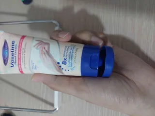 Ảnh đánh giá Kem Dưỡng Da Tay Vaseline 60g – Dưỡng Ẩm, Làm Trắng Da, Giúp Da Mịn Màng và Không Nứt Nẻ, Phù Hợp Mọi Loại Da