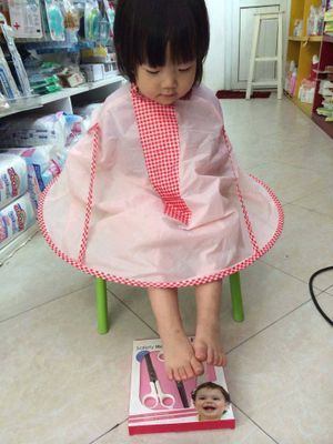 Áo choàng cắt tóc cho bé có khay hứng Eko Nhật Bản