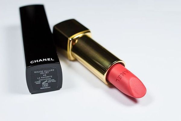 Son Chanel Rouge Allure Velvet 43 La Favourite màu hồng cam