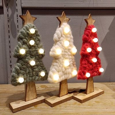 Cây thông Noel để bàn bằng gỗ, thân len có đèn trang trí