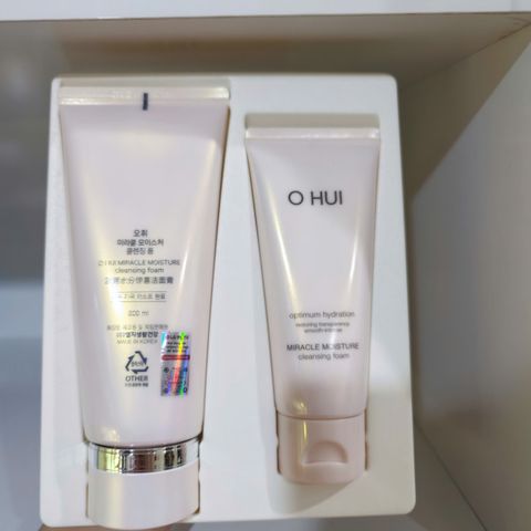 Sữa Rửa Mặt Ohui Hồng Miracle Moisture Cleansing Foam - Dưỡng Ẩm, Làm Sáng Da Cho Mọi Loại Da, Phù Hợp Da Nhạy Cảm