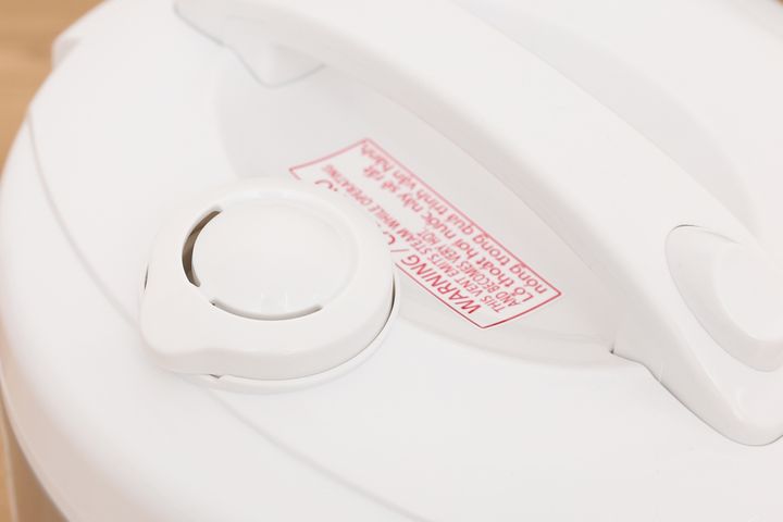 Nồi Cơm Điện Nắp Gài Panasonic SR-MVN107LRA 1 Lít - Thiết Kế Hiện Đại Cho Gia Đình Nhỏ, Chức Năng Nấu Cơm Và Hấp Tiện Lợi