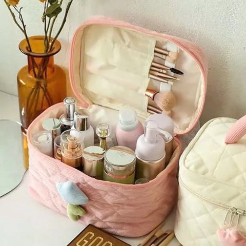 Túi xách mỹ phẩm du lịch màu hồng - Quà tặng độc quyền tháng 1 từ iMU - Phụ kiện hoàn hảo cho tín đồ làm đẹp