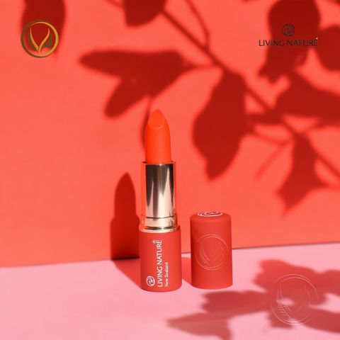 Son môi màu đỏ cam san hô 100% tự nhiên Living Nature Lipstick Electric Coral 15 (3.9g)