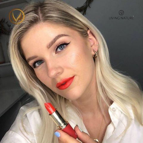 Son môi màu đỏ cam san hô 100% tự nhiên Living Nature Lipstick Electric Coral 15 (3.9g)