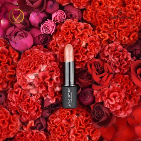 Son dưỡng môi màu hồng ánh đỏ Living Nature Tinted Lip Hydrator Lush 14 (3.9g)