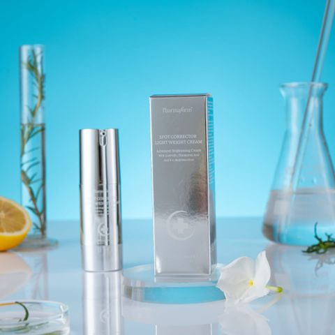 Pharmaform Spot Corrector Light Weight Cream Kem giúp làm mờ các vết thâm cải thiện sắc tố da giúp da trông rạng rỡ, đều màu và tươi trẻ hơn.
