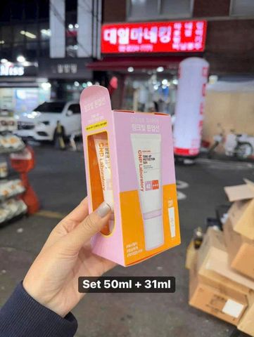 Kem chống nắng 𝐂𝐍𝐏 𝐓𝐨𝐧𝐞-𝐔𝐩 𝐏𝐫𝐨𝐭𝐞𝐜𝐭𝐢𝐨𝐧 𝐒𝐮𝐧 𝟒𝟐+++ 50ml + 31ml