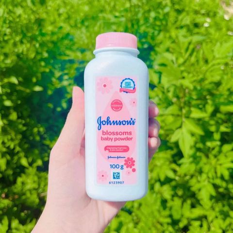 Phấn Rôm Em Bé Johnson's Baby Powder (100g) thông thoáng ,ngừa hăm ,thơm dịu nhẹ lành tính với làn da bé