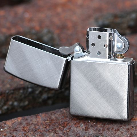 Bật Lửa Zippo 28182 Diagonal Weave - Mạ Chrome Đánh Vân 3D Nổi Bật, Quà Tặng Khắc Tên, Hàng Chính Hãng