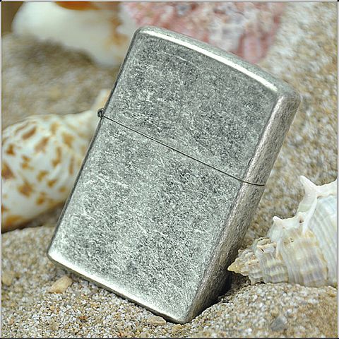 Bật lửa Zippo 121FB Antique Silver Plate - Thiết kế giả cổ sang trọng, bền bỉ, thích hợp làm quà tặng cho người yêu thích bộ sưu tập Zippo.