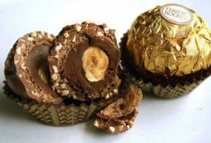 Kẹo Sôcôla Ferrero Rocher nhân kem hạt dẻ - Hộp 16 viên 200g - Hương vị thơm ngon ngọt ngào, món quà hoàn hảo cho lễ hội
