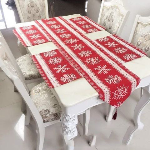 Bộ 5 tấm trải bàn ăn Giáng Sinh cao cấp với họa tiết người tuyết, bông tuyết và hoa đỏ - Trang trí tiệc Giáng Sinh ấm cúng
