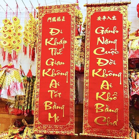 Cặp Liễn Nhung Câu Đối Đỏ Về Cha Mẹ - Trang Trí Tết Cổ Truyền Việt Nam, Kích Thước 25x80cm & 35x100cm, Vải Nhung In Chữ Sắc Nét