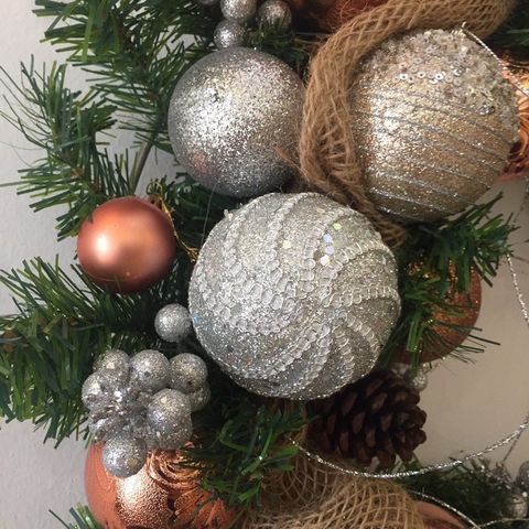Vòng Nguyệt Quế Giáng Sinh Cao Cấp Tông Bạc - Trang Trí Noel Với Cảnh Thông, Quả Chuông Và Phụ Kiện Độc Đáo 50cm