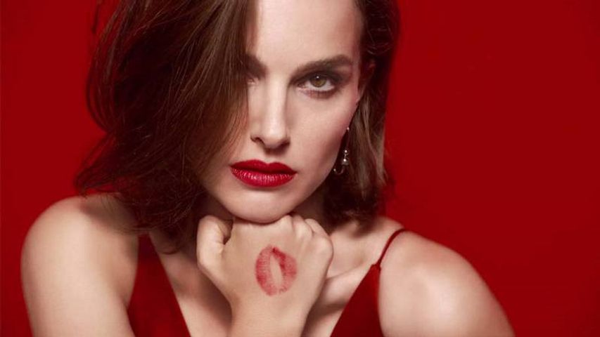 Son thỏi lì Dior Rouge 999 Matte - Màu đỏ thuần quyến rũ, bám lâu đến 8 tiếng, sản phẩm cao cấp từ Pháp cho đôi môi quyến rũ hoàn hảo.