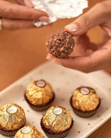 Tháp Socola Ferrero Rocher Cone 350g - Hộp quà 28 viên socola hạt dẻ thơm ngon, món quà lý tưởng cho dịp lễ hội