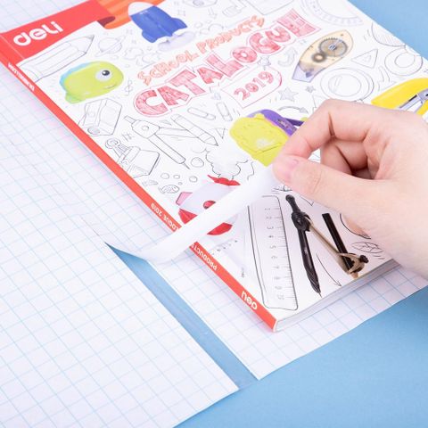 Decal Bọc Vỏ Trong Suốt Deli EH830 - Bảo Vệ Bìa Sách Vở Siêu Bền, Chống Thấm, Phù Hợp Với Tập Và Sách Cỡ A4 - Hàng Chính Hãng
