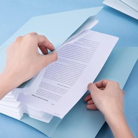 Cặp đựng tài liệu A4 Deli 72456 - 8 ngăn phân trang, chống thấm nước, hoàn hảo cho văn phòng và học tập, thiết kế nhiều màu sắc.