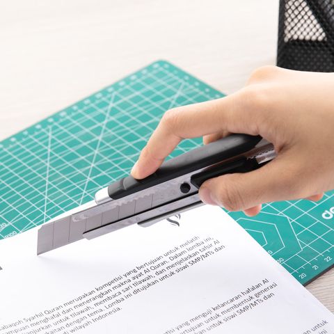 Dao Rọc Giấy Deli E2057 - 8 Lưỡi Tách Rời, Thép Hợp Kim SK5, Thiết Kế Thời Trang, Dụng Cụ Văn Phòng Tiện Lợi