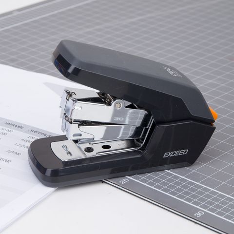 Dập Ghim Trợ Lực Deli E0370 - Dập Tối Đa 25 Trang, Thiết Kế Thông Minh, Giảm 30% Lực Tác Động, Chất Liệu Kim Loại Bền Bỉ