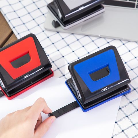 Máy đục lỗ 15 tờ Deli E0105 - Thiết kế tiện dụng, lưỡi kim loại sắc bén và tay cầm thoải mái cho văn phòng phẩm chất lượng cao