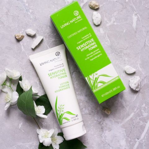 Lotion Cân Bằng Cấp Ẩm Cho Da Nhạy Cảm Living Nature - Dưỡng Ẩm, Làm Dịu, Giảm Đỏ Da, Chiết Xuất Dầu Dừa 100ml