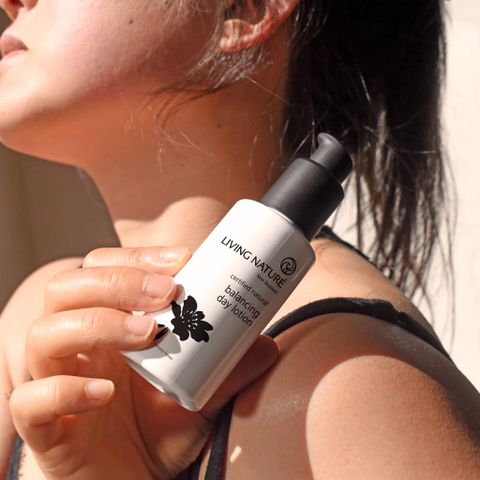 Lotion Dưỡng Ẩm Cho Da Dầu Mụn Living Nature Balancing Day - Công Thức Tự Nhiên Organic, Giảm Mụn, Cấp Nước, Dưỡng Da 60ml