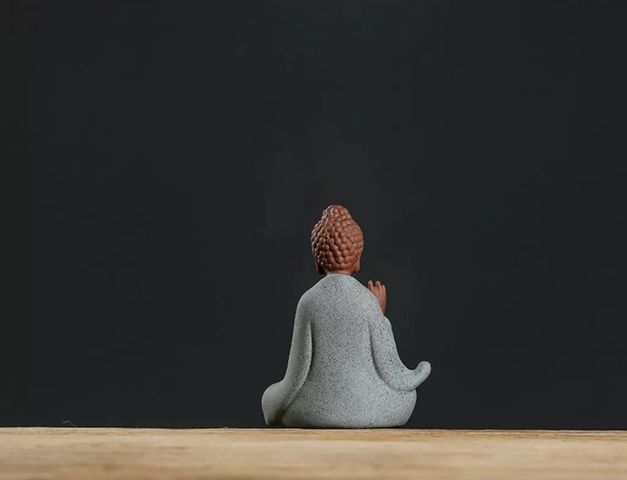 Tượng Phật A Di Đà Gốm Sứ Tự Nhiên - Vật Phẩm Phong Thủy Thiền Ấn Đẹp Để Thờ Cúng, Cầu Nguyện Bình An và Thịnh Vượng