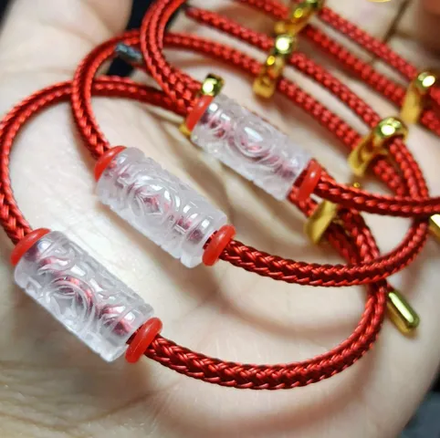 Vòng tay dây thép đỏ lu thống khắc kim tiền cho mệnh Kim Thổ