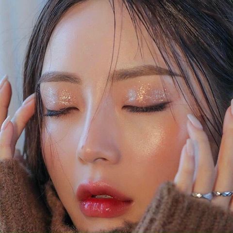 Bảng Phấn Mắt 2 Màu Ánh Nhũ Unleashia Tap Me Palette Duo - Độ Bám Dính Tốt, Kết Cấu Mịn, Trang Điểm Rực Rỡ, Dễ Sử Dụng