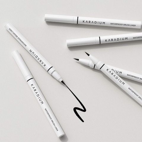Bút Kẻ Mắt Nước Karadium Waterproof Brush Liner Black - Đen Sắc Nét, Chống Nước, Dễ Dàng Thao Tác Trang Điểm Hằng Ngày