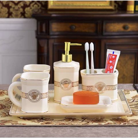 Bộ Đồ Dùng Nhà Tắm Gốm Sứ Họa Tiết Versace Sang Trọng - Cốc, Lọ Đựng, Khay Đựng Xà Phòng Độc Đáo Cho Phòng Tắm Tinh Tế