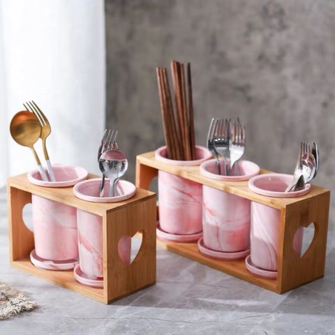 Set ống đựng đũa sứ hồng cao cấp kèm kệ gỗ và khay hứng nước - Dụng cụ nhà bếp đẹp mắt, sang trọng