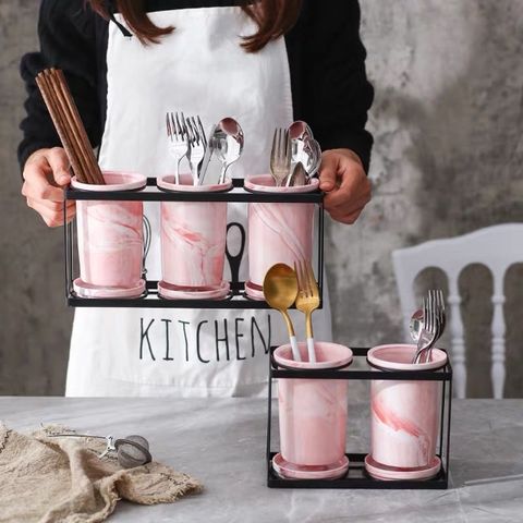 Set ống đựng đũa sứ hồng cao cấp kèm kệ gỗ và khay hứng nước - Dụng cụ nhà bếp đẹp mắt, sang trọng