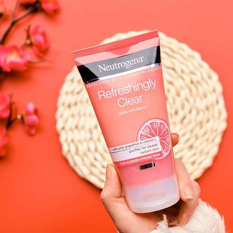 Sữa Rửa Mặt Neutrogena Refreshingly Clear 150ml - Giúp Làm Sạch Da Dễ Bị Mụn, Cấp Ẩm 24 Giờ và Hương Bưởi Tươi Mát