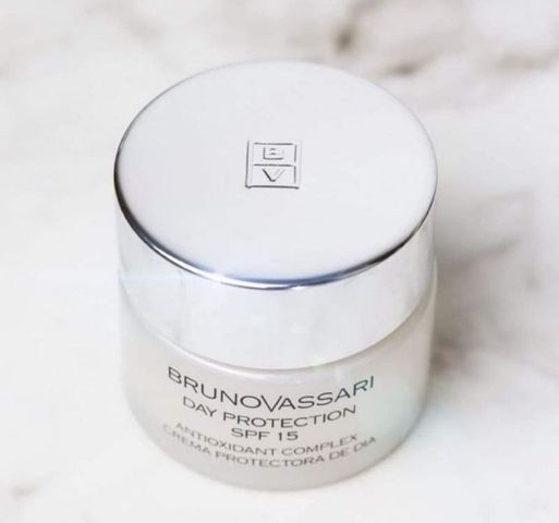 Kem Dưỡng Trắng Da Bruno Vassari Day Protection SPF15 - Bảo Vệ Da Khỏi Tia UV, Ngăn Đốm Nâu, Cấp Ẩm, Hũ 50ml