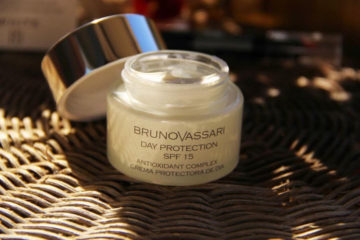 Kem Dưỡng Trắng Da Bruno Vassari Day Protection SPF15 - Bảo Vệ Da Khỏi Tia UV, Ngăn Đốm Nâu, Cấp Ẩm, Hũ 50ml