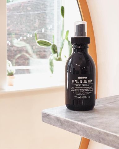 Xịt Dưỡng Tóc Davines Oi All In One Milk 135ml - Giúp Tóc Bóng Mượt, Dưỡng Ẩm & Giữ Kiểu Tóc Bền Lâu